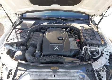 2015 Mercedes-Benz C 300 4Matic z USA, uszkodzony, nr VIN 55SWF4KB1FU039770